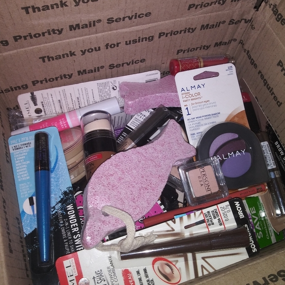 Makeup - Picture 2 of 2